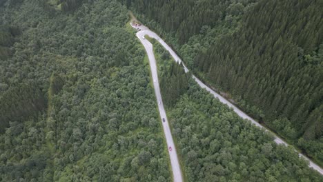 Imágenes-Aéreas-De-Drones-Que-Muestran-Una-Gran-Curva-Cerrada-Desde-Vikafjell-Hasta-Vikøyri-En-La-Carretera-Riksveg-13,-Rv13,-En-Noruega