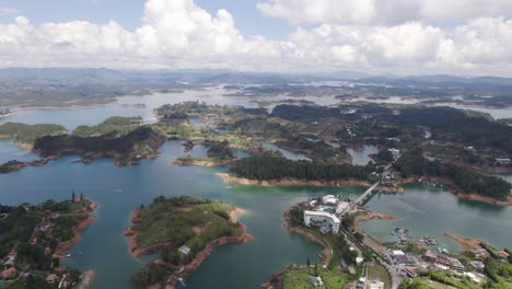 Toma-Aérea-En-órbita-Del-Increíble-Paisaje-Del-Lago-Guatapé-Con-Islotes-Boscosos,-Colombia