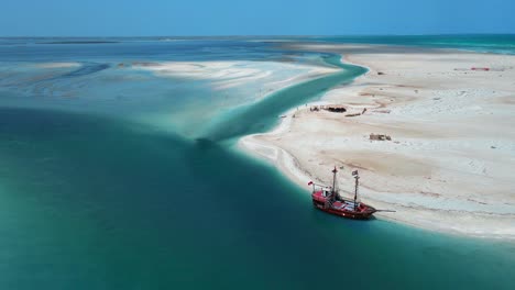 Una-Vista-Aérea-De-La-Escena-De-La-Playa-Acuática-De-Hassi-El-Jerbi-Con-Personas-Y-Barcos-En-El-Agua-En-Zarzis-Túnez