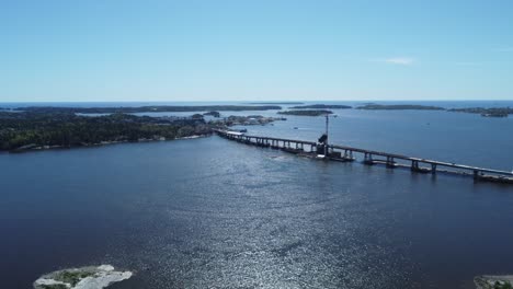 Retiros-Aéreos-Desde-El-Puente-Krunuvuori-En-Construcción-En-Helsinki