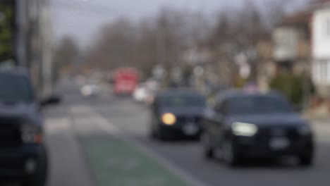 Toronto,-Langsamer-Verkehr,-Warten-Auf-Rote-Ampel-Mit-Eingeschalteten-Signallichtern