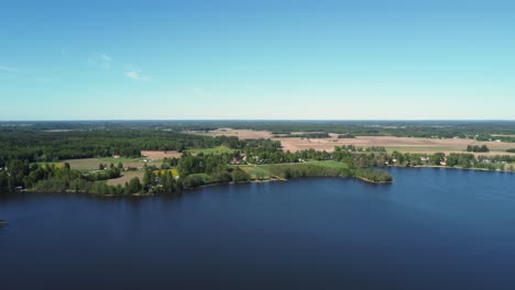 Ländlicher-Lufthintergrund:-Überflugwald,-Landwirtschaftliche-Felder-Und-See