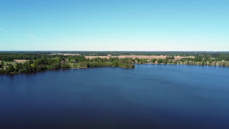 Plataforma-Rodante-Aérea-Sobre-Verdes-Vibrantes-Y-Azules-Del-Lago-Boreal-Del-Norte