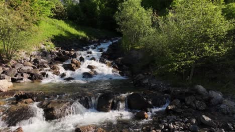 Eine-Seitliche-Drohnenaufnahme,-Die-Einen-Wunderschönen-Wasserfall-Inmitten-Des-Dschungels-Zeigt