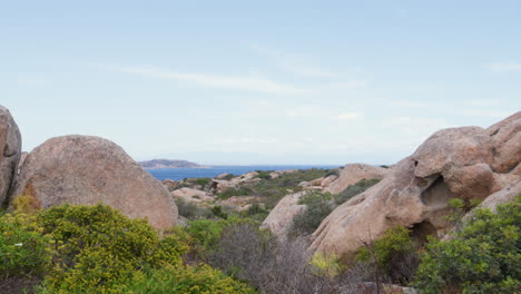 Malerische-Sardische-Landschaft-Mit-Felsformationen-Und-Mittelmeer