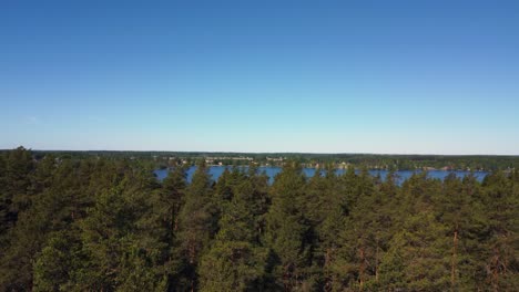 El-Ascenso-Aéreo-Del-Norte-Boreal-Revela-Una-Pequeña-Comunidad-De-Lagos-De-Color-Azul-Profundo