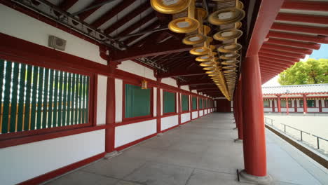 El-Corredor-De-Un-Templo-Budista-En-Osaka,-Japón.