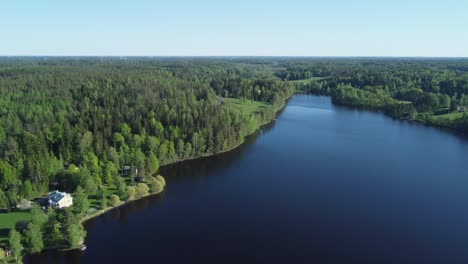 Antena:-Idílica-Propiedad-Junto-Al-Lago-En-La-Orilla-Del-Lago-Tuusula,-Finlandia