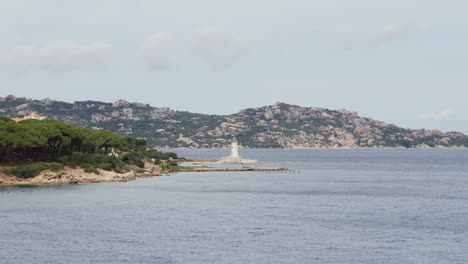 Ruhige-Küste-Sardiniens-Mit-Leuchtturm-Und-Felsiger-Landschaft