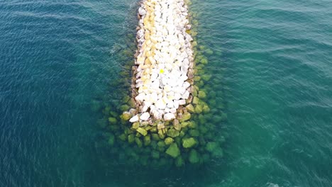 Drohne-Zeigt-Stadt-Am-Meer-Im-Sommer