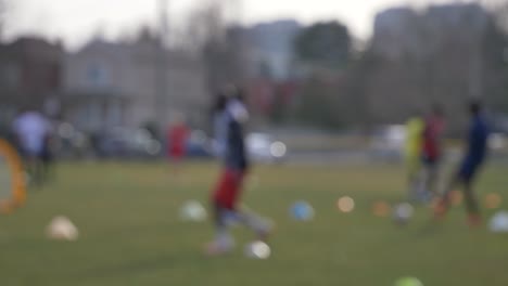 Fußballspieler-Trainieren-Im-Feld