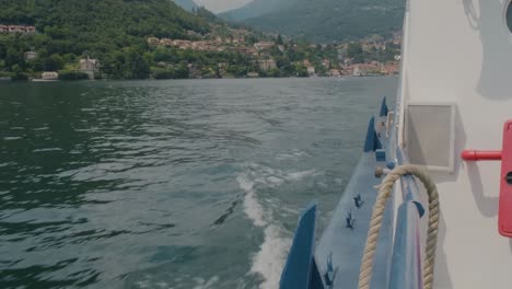 Side-shot-of-ferry-boat-leaving-Bellagio-on-Lake-Como