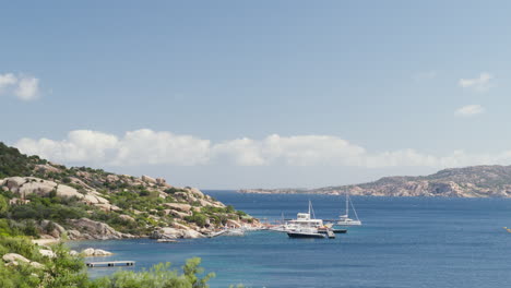 Serena-Costa-Sarda-Con-Barcos-Y-Cielos-Azules-Despejados.