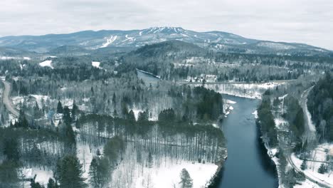 Winterlandschaft---Drohnenflug,-Heranzoomen---4k---Berge---Mont-Tremblant,-Sequenz-002-012