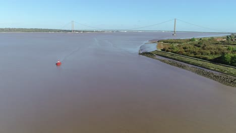 Luftaufnahme-über-Den-Fluss-Humber-In-Großbritannien-Mit-Einer-Markierungsboje-Im-Vordergrund-Und-Der-Berühmten-Humber-Brücke-Im-Hintergrund