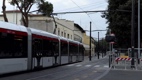 öffentliche-Gest-Straßenbahn-Verlässt-Bahnsteig-In-Florenz-Während-Des-Tages,-Italien