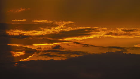 Schöner-Gelber-Sonnenuntergang-Breitet-Sich-Nachts-Hinter-Den-Wolken-Aus