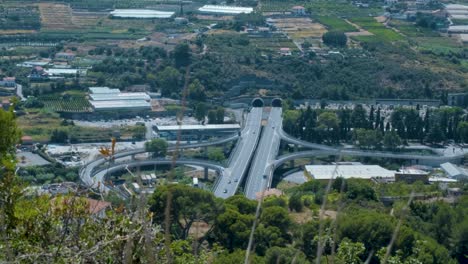 Draufsicht-Auf-Einen-Italienischen-Autobahnknotenpunkt-Und-Tunnel-In-Ligurien