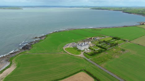 Irland-Epische-Orte-Loftus-Hall-Hook-Head-Halbinsel-Wexford-Mit-Waterford-Mündung-Und-Hafen-Im-Hintergrund-An-Einem-Sommertag