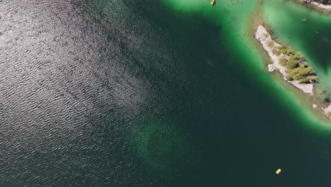 Una-Impresionante-Imagen-Aérea-Del-Impresionante-Lago-Eibsee,-Ubicado-En-La-Región-De-Grainau-En-Baviera,-Alemania.