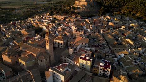 Vista-De-ángulo-Alto-Del-Pueblo-De-Biar-Al-Atardecer