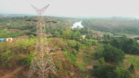 Torre-De-Transmisión-Eléctrica-Drone-Moviéndose-De-Izquierda-A-Derecha-En-La-Aldea-Maharashtra-India