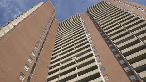 Edificio-De-Condominios-De-Gran-Altura-En-Un-Día-Soleado-Rojo