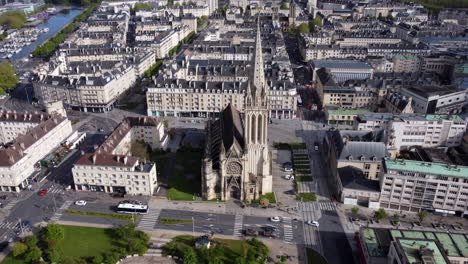 Vuelo-Aéreo-Hacia-Atrás-Desde-La-Iglesia-De-Saint-Pierre-En-El-Centro-De-La-Ciudad-De-Caen,-Francia