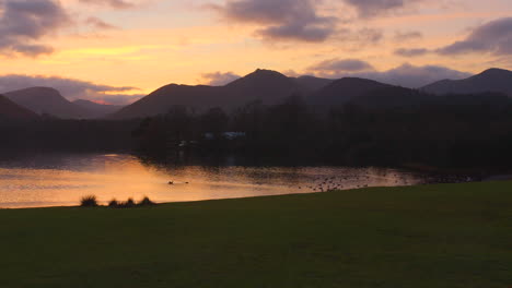 Toma-Panorámica-Sobre-El-Distrito-De-Los-Lagos-Derwentwater-En-Cumbria-Inglesa