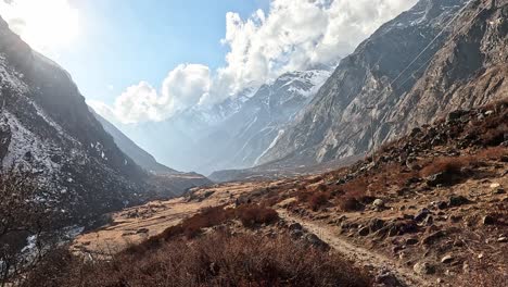 Impresionantes-Vistas-A-Lo-Largo-De-La-Caminata-Por-El-Valle-De-Langtang-En-Nepal