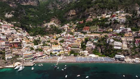 Luftaufnahme-Eines-Booms-über-Der-Strandstadt-Positano-An-Der-Italienischen-Amalfiküste