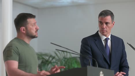 El-Primer-Ministro-Español,-Pedro-Sánchez,-Pronuncia-Un-Discurso-Durante-Una-Rueda-De-Prensa-Sobre-Un-Acuerdo-Militar-En-El-Palacio-De-La-Moncloa,-Madrid.