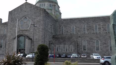 Kathedrale-Von-Galway,-Schwenk-Nach-Links-Und-Oben,-Zeitlupe