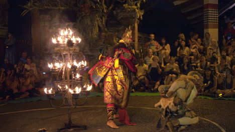 König-Tötet-Affen-Mit-Schwert-Während-Tari-Kecak-Feuertanzshow-Im-Ji