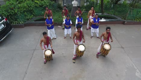 Toma-De-Drone-De-Hombres-Y-Mujeres-Indios-Tocando-Tambores-De-Percusión-Tradicionales-|-Chenda-Melam-|-Singar-Melam