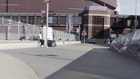 Toma-Estática-De-Personas-Cruzando-El-Puente-Del-Estadio-Target-Field,-Minnesota