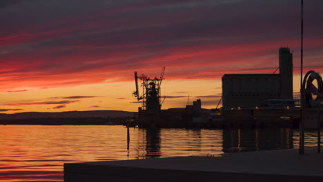 Industriegebäude-Am-Meer-Bei-Sonnenuntergang