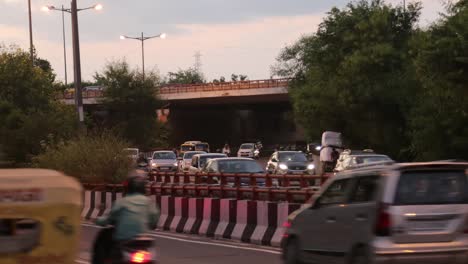 Un-Lapso-De-Tiempo-De-Tráfico-En-Movimiento-En-Nueva-Delhi,-India