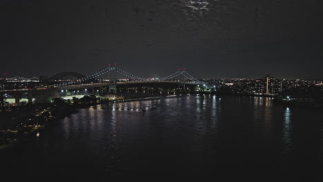 Nyc-Nueva-York-Antena-V275-Drone-Sobrevuelo-Del-Río-Este-Hacia-El-Puente-Rfk-Capturando-El-Cruce-Iluminado,-Conectando-Astoria-Queens-Y-La-Isla-Randalls-Por-La-Noche---Filmado-Con-Inspire-3-8k---Septiembre-De-2023