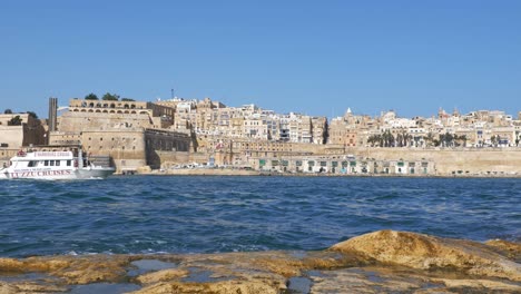 Valletta,-Malta---Octubre-De-2019:-Barco-De-Cruceros-Luzzu-En-El-Gran-Puerto-En-Un-Viaje-Turístico-Por-La-Ciudad-De-Valletta