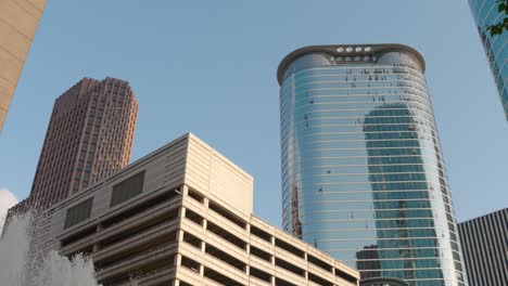 Edificios-En-El-Centro-De-Houston-Gravemente-Dañados-Por-Una-Gran-Tormenta