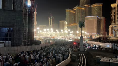 Muslimische-Pilger-Kommen-Und-Gehen-Während-Einer-Nachtansicht-Der-Al-Haram-Moschee-In-Mekka,-Saudi-Arabien