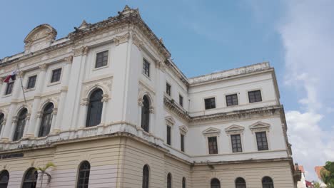 Historic-government-building-in-Casco-Viejo,-Panama-City-with-palm-trees-and-blue-sky-background