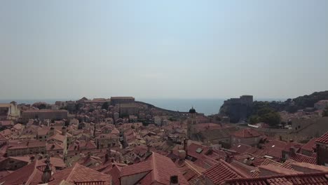 Vista-Panorámica-De-Los-Tejados,-El-Mar-Y-La-Fortaleza-Histórica-De-Dubrovnik,-Que-Captura-El-Concepto-De-Encanto-Costero-Y-Esplendor-Arquitectónico.