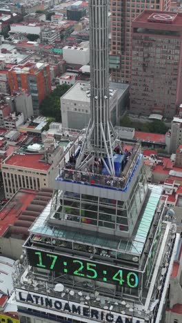 Drones-eye-view-of-the-Torre-Latino-viewpoint-in-vertical-mode,-Mexico-City