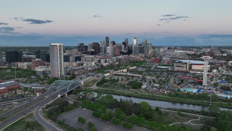 Vista-Aérea-Al-Atardecer-Del-Horizonte-De-La-Ciudad-De-Denver-Sobre-El-Río-South-Platte-Y-Auraria