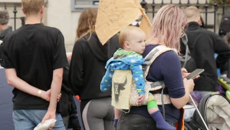 Bebé-Curioso-De-Ojos-Azules-Observa-Protestas-De-Rebelión-De-Extinción-En-Londres