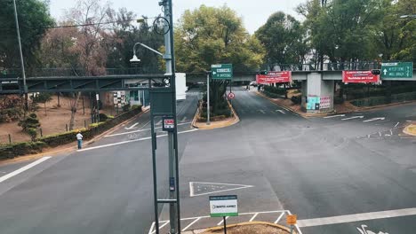 Zeitraffer-Im-Main-Avenue-Cross-In-Mexiko-Stadt