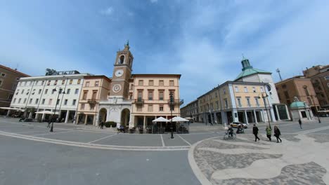 Imágenes-En-Cámara-Lenta-De-La-Plaza-De-Los-Tres-Mártires-En-Rimini,-Italia