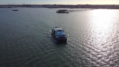 Hythe-Ferry-En-El-Agua-De-Southampton-Clip-3